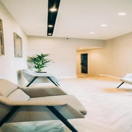 Stela Center מלון טיראנה