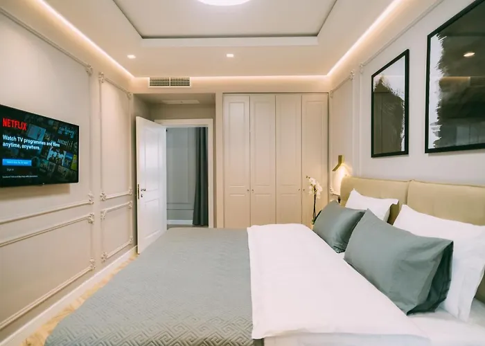 Stela Center Тирана